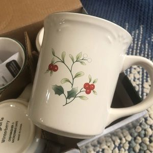 Pfaltzgraff winterberry mugs